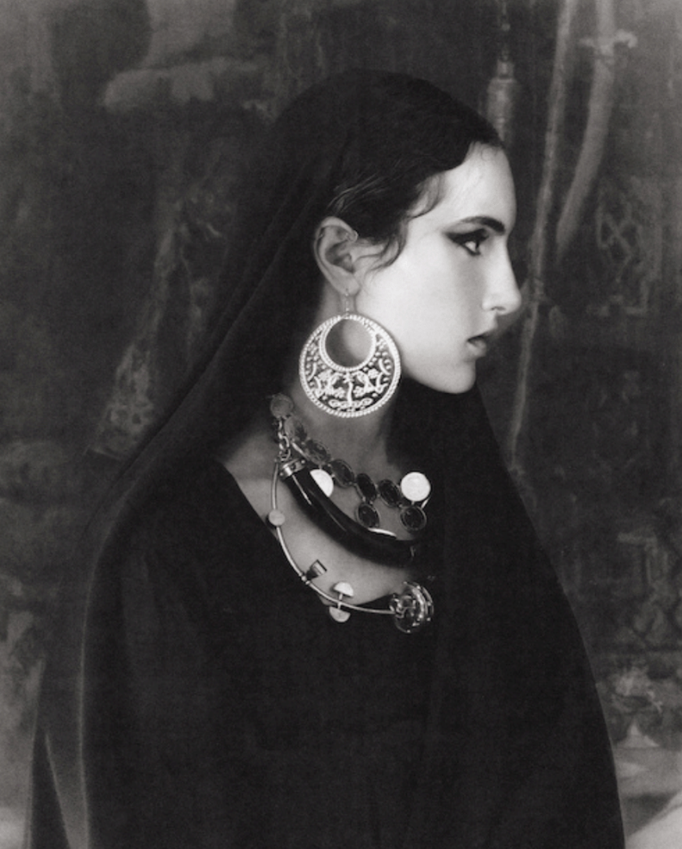 Black and white profile portrait of Tamtam wearing a statement earring